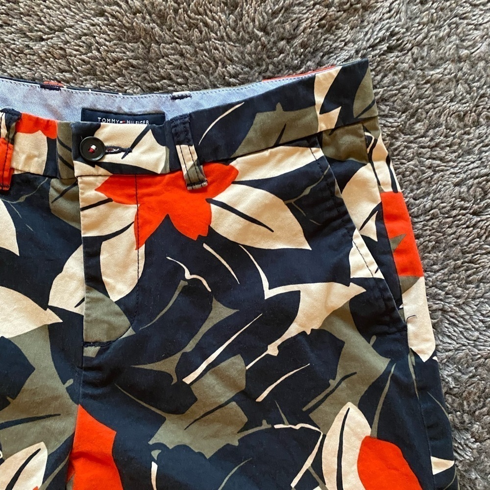 TOMMY HILFIGER Women’s Floral Chino Shorts - Picture 8 of 14